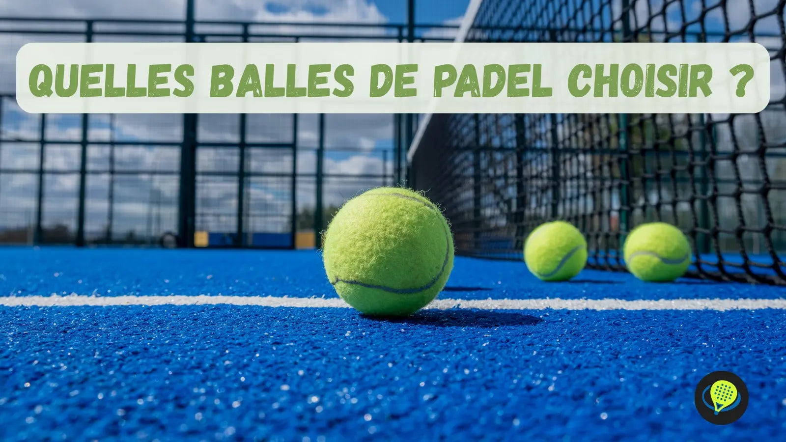 Trois balles de padel sur un terrain bleu de padel, une des trois mise en avant. Intitulé: Quelles balles de padel choisir ? 
