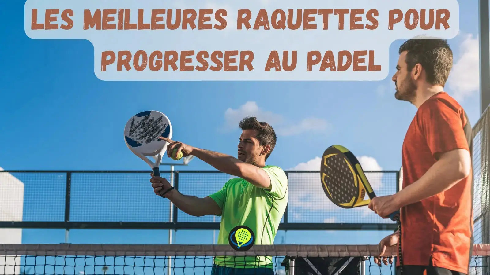 Deux joueurs de padel s'entraînant au filet sur un terrain extérieur pour progresser rapidement
