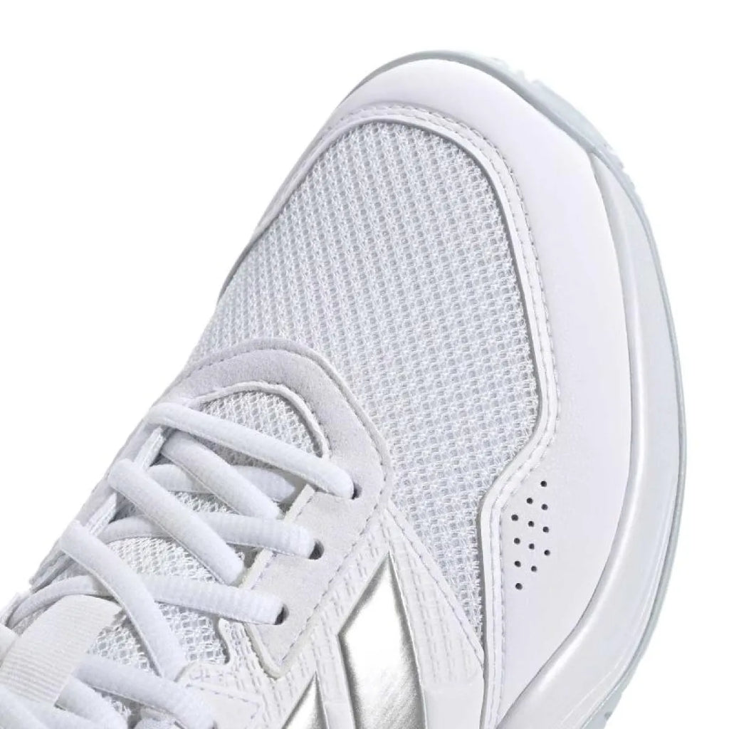 Chaussures padel femme Adidas GameCourt 3 blanc argent — vue en perspective
