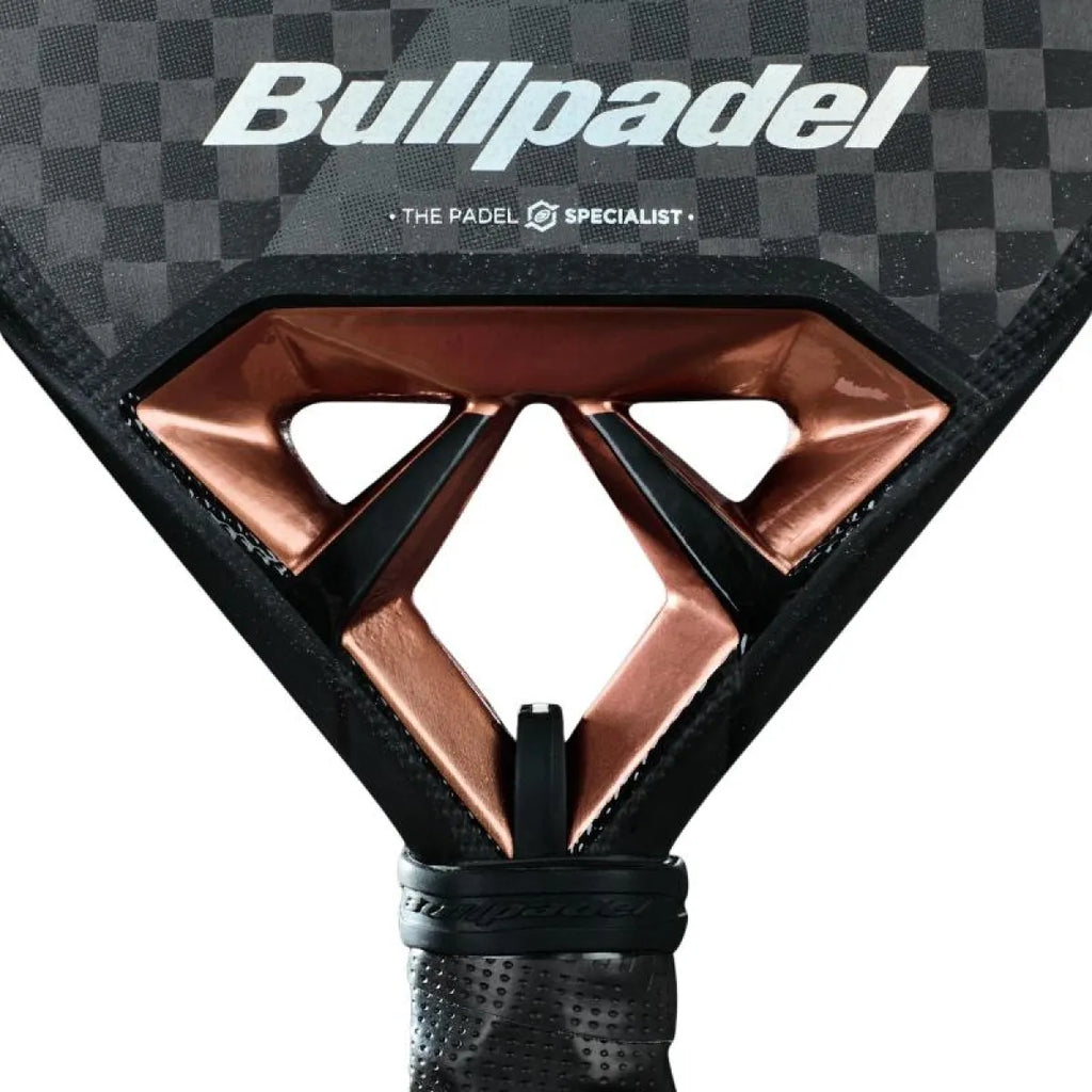 Raquette padel Bullpadel Juan Tello Vertex 04 2025 — vue angle