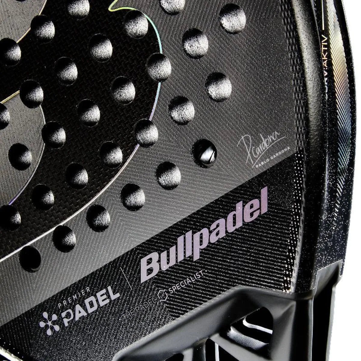 Raquette padel Bullpadel Pablo Cardona Vertex 05 Geo Premier Padel 2026 — vue en perspective