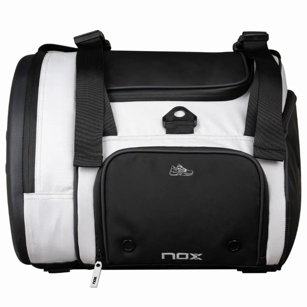 Sac de padel Nox AT10 Luxury Master Series noir blanc — vue en perspective