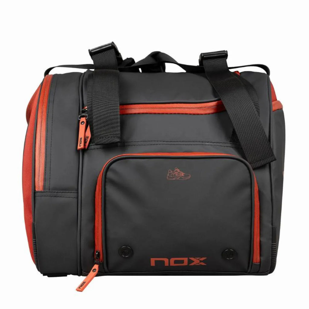Sac de padel Nox AT10 Luxury Open Series noir rouge — vue en perspective
