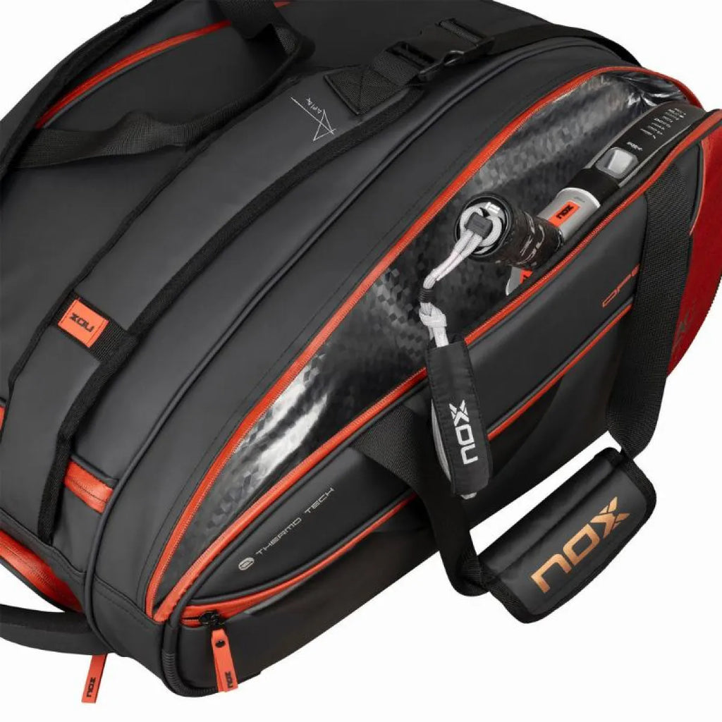 Sac de padel Nox AT10 Luxury Open Series noir rouge — vue de dos
